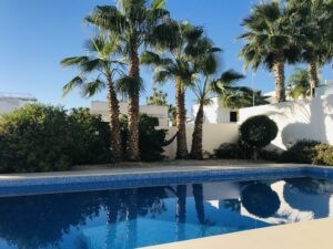 ligbedden-terras-palmen-casasophia.nl-luxe-6 persoons-villa-costablanca-alicante-prive-zwembad