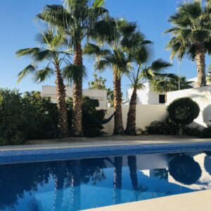 ligbedden-terras-palmen-casasophia.nl-luxe-6 persoons-villa-costablanca-alicante-prive-zwembad