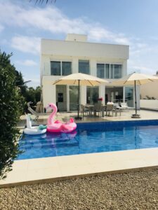 vooraanzicht-villa-flamingo-terras-palmen-casasophia.nl-luxe-6 persoons-villa-costablanca-alicante-prive-zwembad