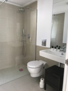 badkamer-beneden-casasophia-spanje-costablanca-villa-huren