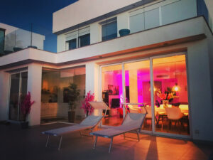 vooraanzicht-casasophia-costablanca-buitenterras-avond-villa-huren