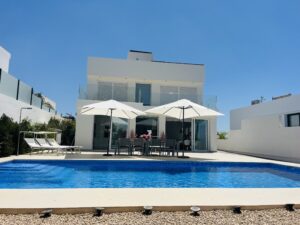 Casasophia-vooraanzicht-costablanca-tehuur-6persoons-villa