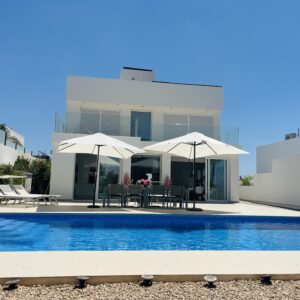 Casasophia-vooraanzicht-costablanca-tehuur-6persoons-villa