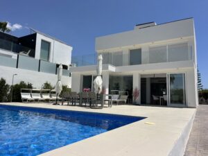 Casasophia-vooraanzicht-costablanca-tehuur-6persoons-villa