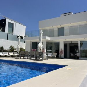 Casasophia-vooraanzicht-costablanca-tehuur-6persoons-villa